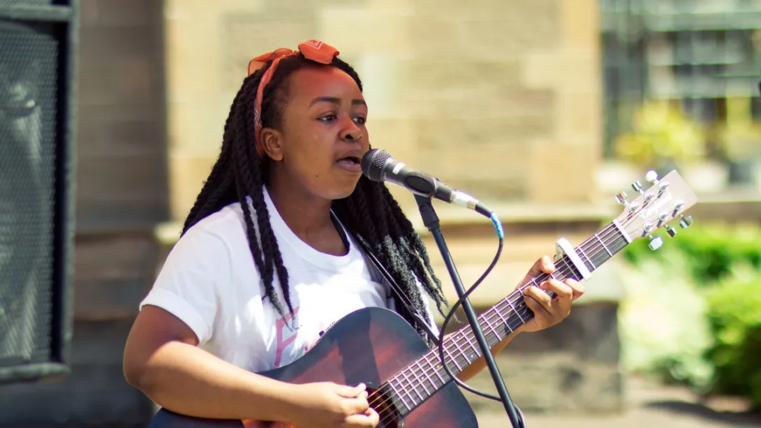 Woman singing, Dundee